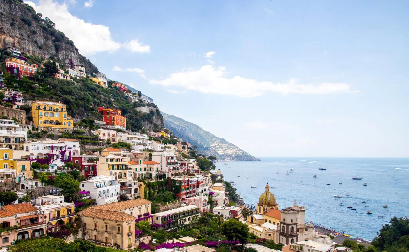 Amalfi-kust-positano-uitzicht-huizen-boten-water-bergen