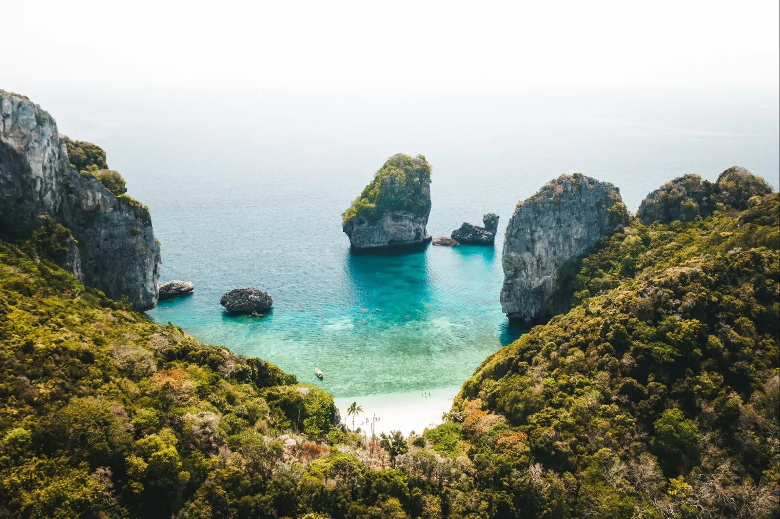 Thailand krabi overview water boten bergen