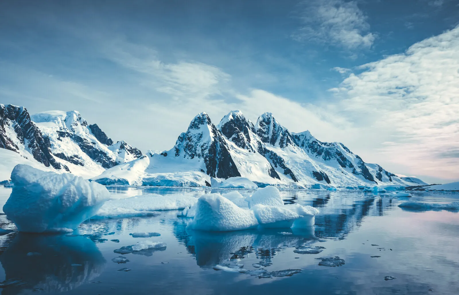 Besneeuwde bergen op Antarctica