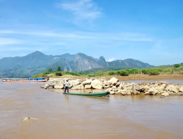 Laos Mekong Rivier Man Bootje Bergen Op Achtergrond