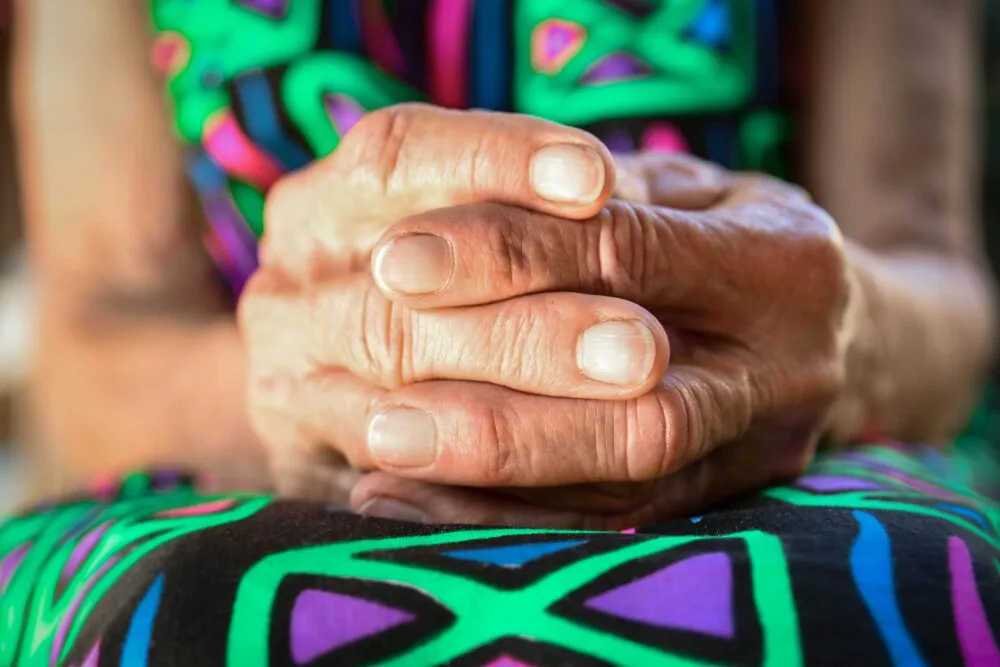 Biddende vrouw in Afrika