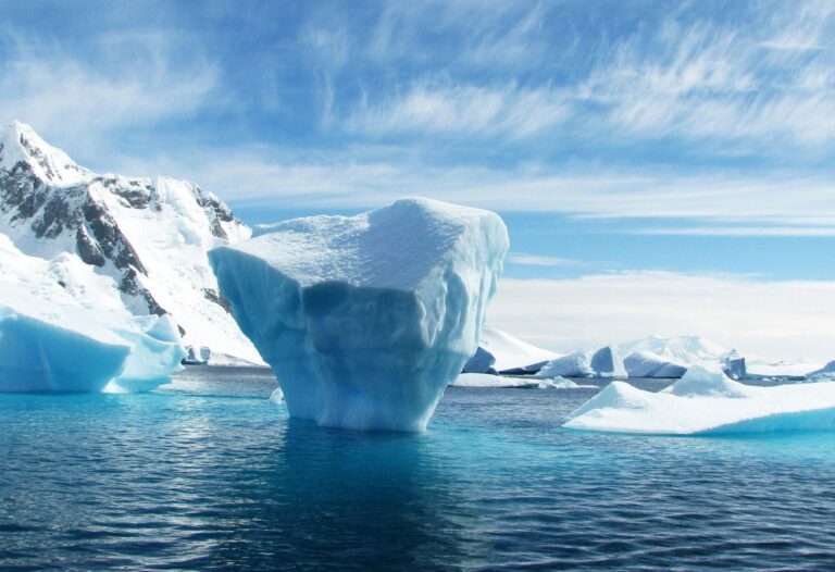 IJsberg in het water in Antarctica