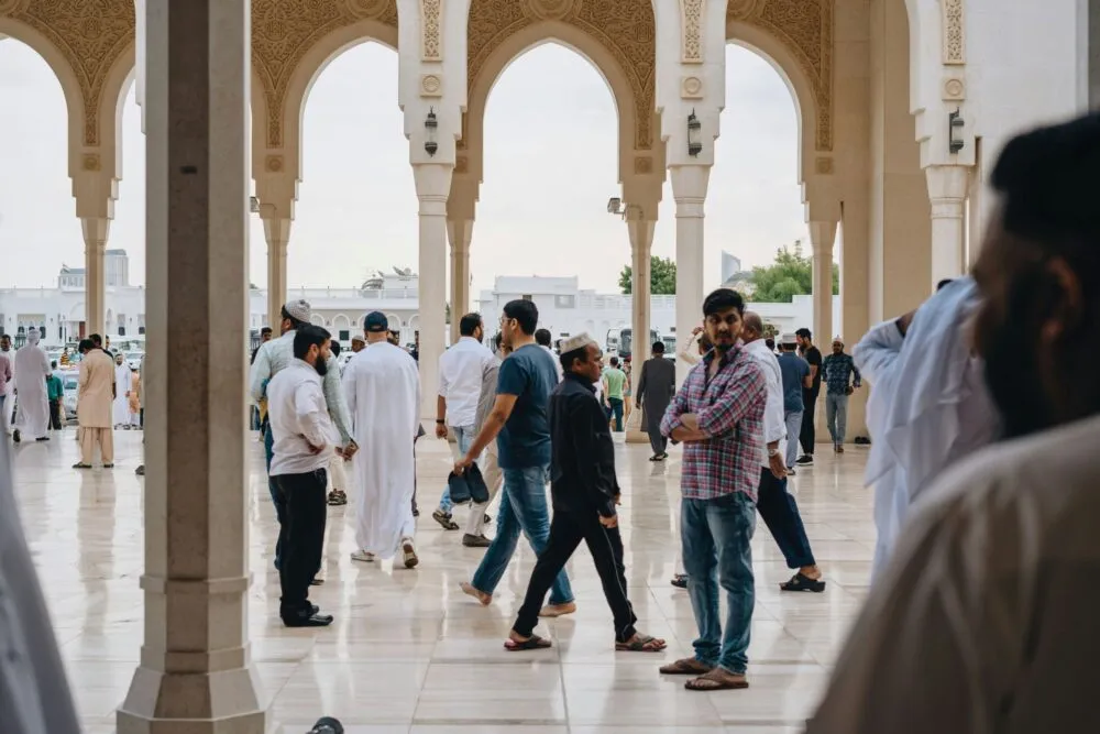 Mensen op plein in Dubai, Emiraten