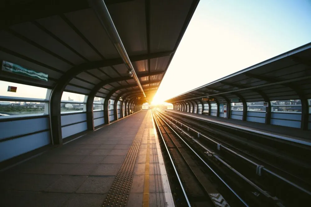 Treinstation met zonsondergang