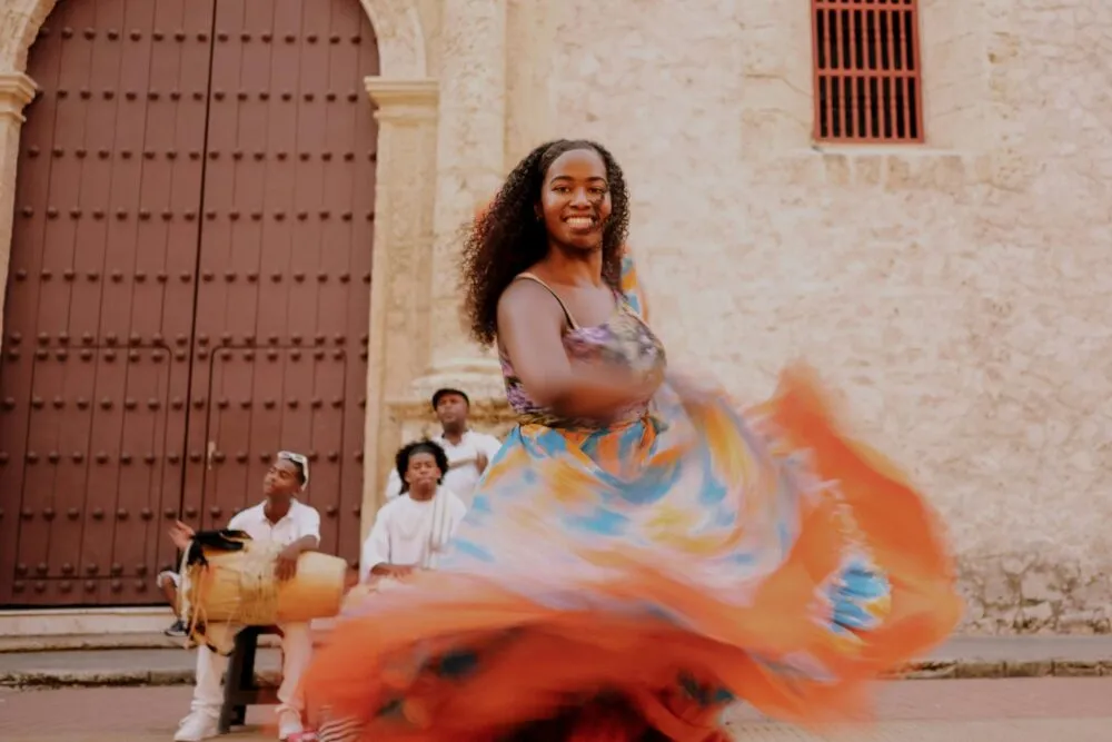 Colombiaanse danseres met muzikanten
