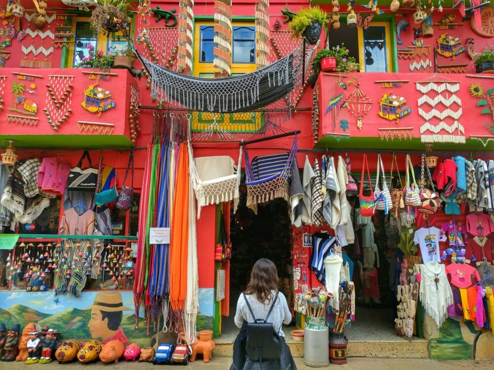 Vrouw voor winkel in Colombia