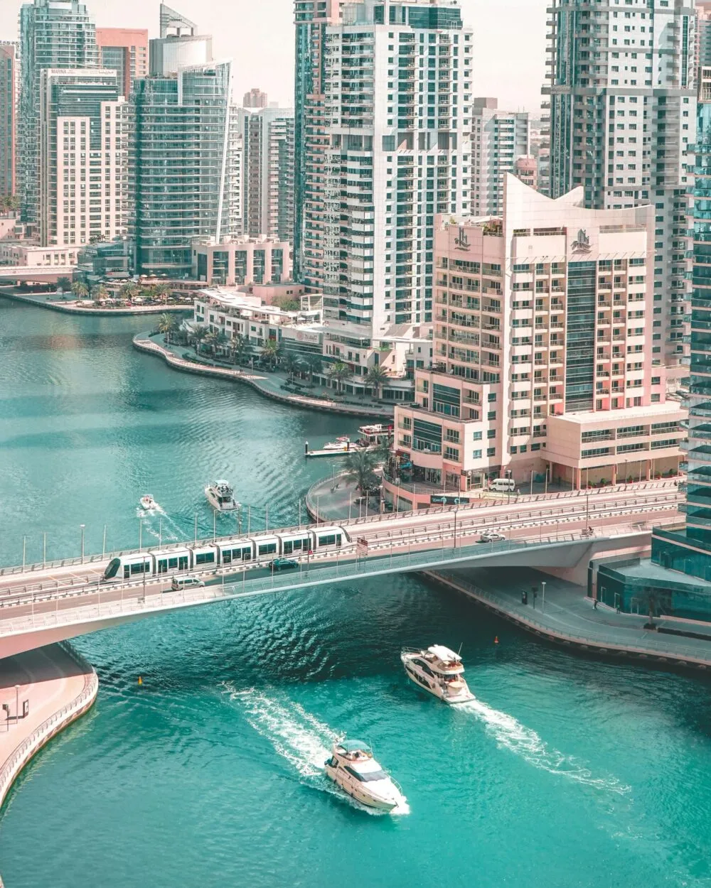 Kanaal in Dubai Emitaten waar boten onderdoor varen