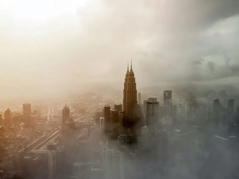 Twin Towers in de mist in Maleisië
