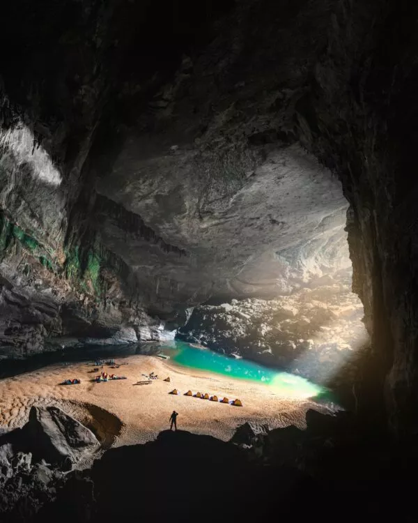 Hang En-grot met meer en tentjes op het strand in Vietnam