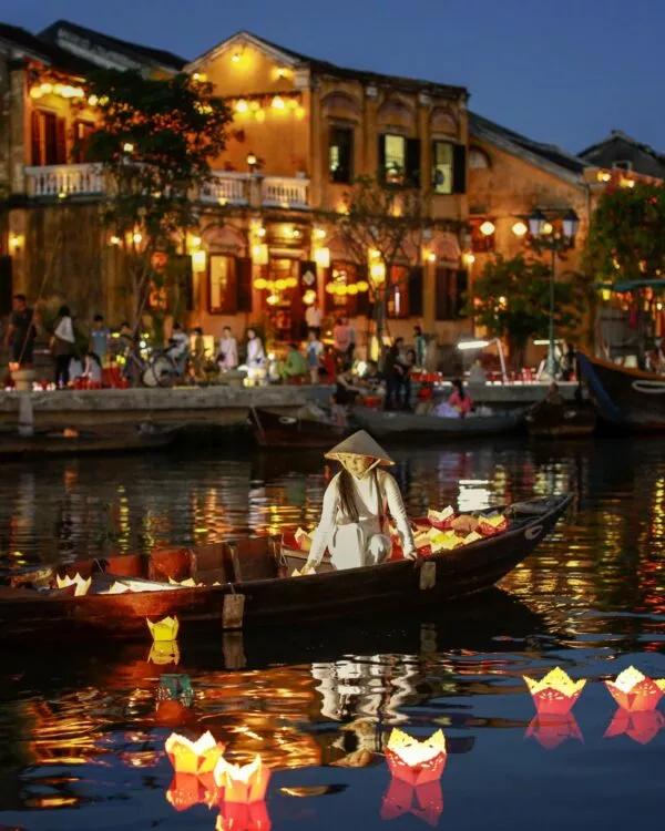 Vrouw in bootje met lantaarns in Hoi An