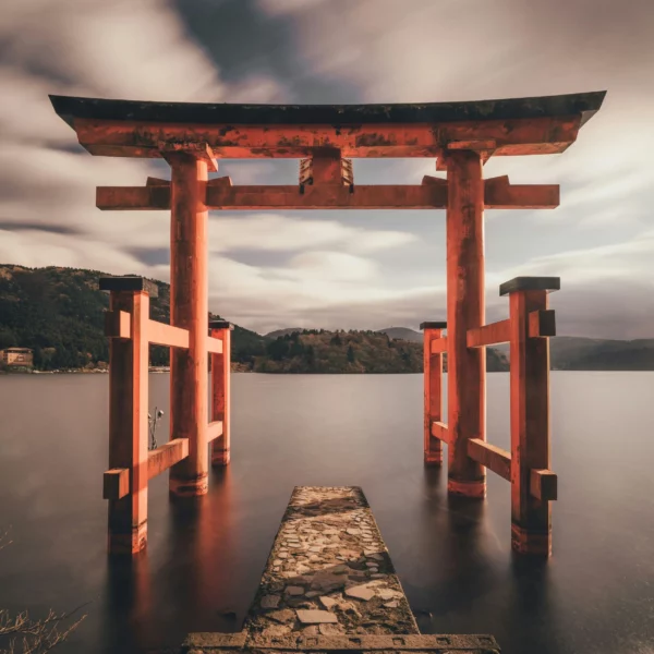 Iconische rode torii-poort van het Hakone-heiligdom in het water tijdens een rondreis Japan.