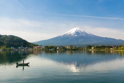 Mount Fuji vanuit het meer met een bootje in Japan.