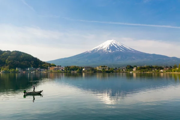 Mount Fuji vanuit het meer met een bootje in Japan.