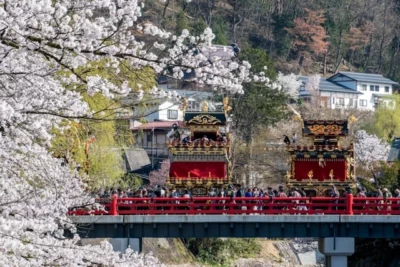 Rijdende praalwagens over brug tijdens Takayama festival Japan