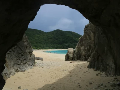 Grot bij Aharen Beach op Okinawa, Japan