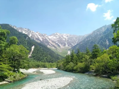 Bergen en rivier in Kamikochi, Japan