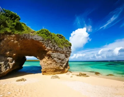 Boog op Sunayama Beach op Okinawa, Japan