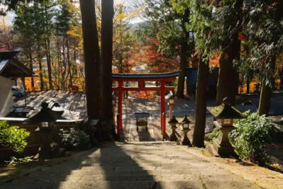 Japanse rode schrijn in de bossen van Takayama Japan