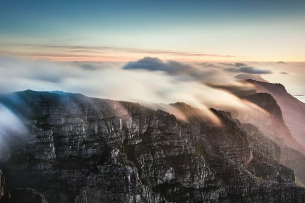 Mist over de Tafelberg in Kaapstad, Zuid-Afrika.