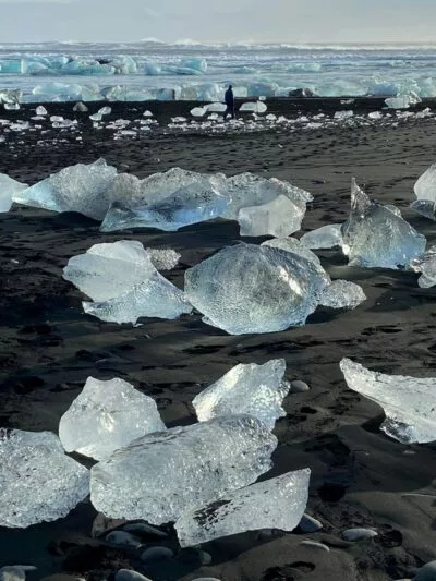 Diamond Beach: ijs op zwart zand