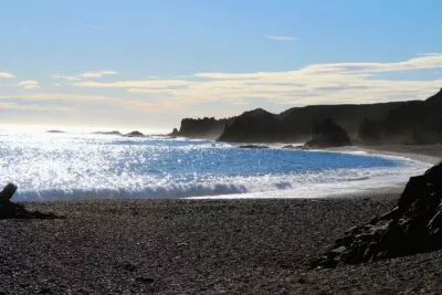 Djúpalónssandur., zwart strand met wandelroutes in IJsland