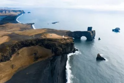 Dyrhólaey in ijsland, zwart strand