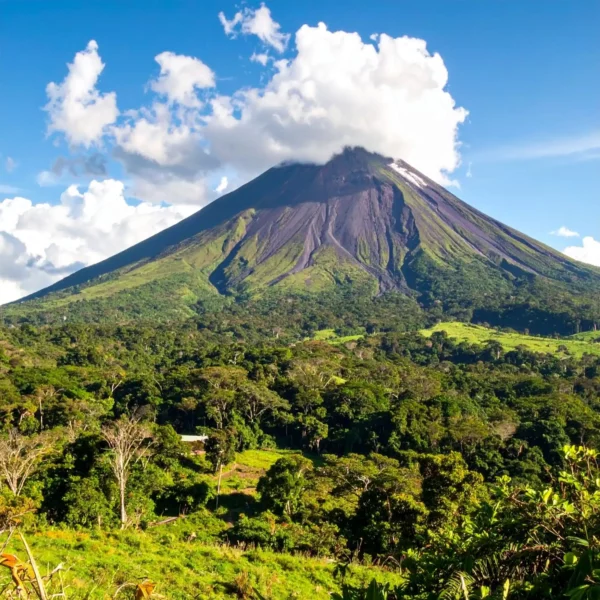 Vulkaan Arenal met wolken en nationaal park in Costa Rica.