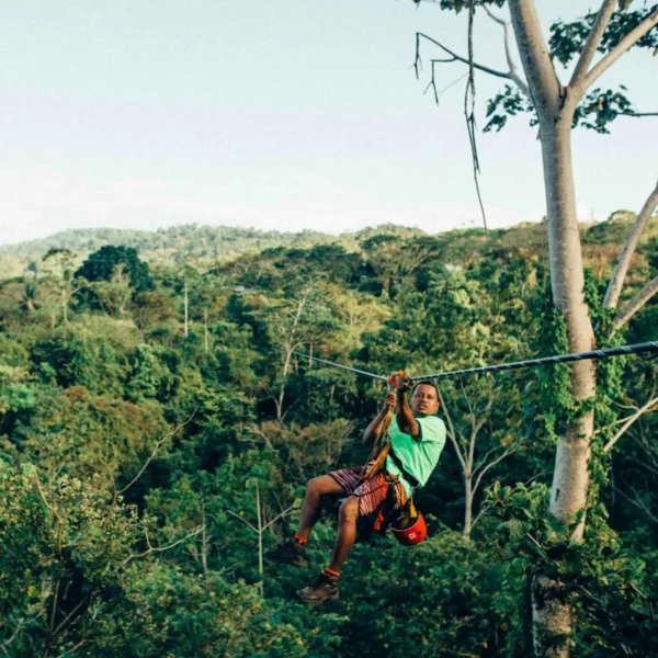 Man aan het ziplinen in Monteverde, Costa Rica.