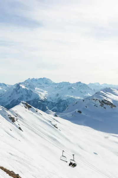 Besneeuwde bergtoppen met skilift in de Franse Alpen, Frankrijk.