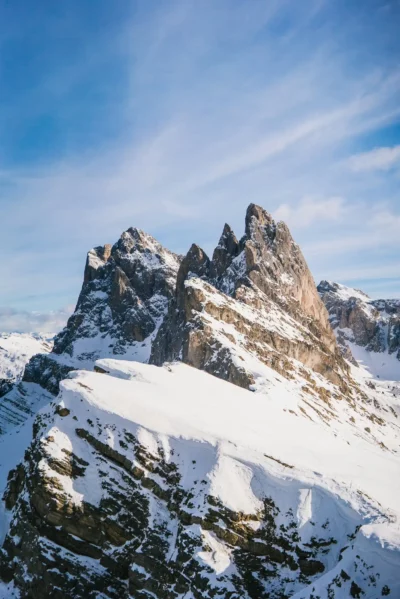 Spitsachtige en besneeuwde bergen in Dolomieten, Italië.