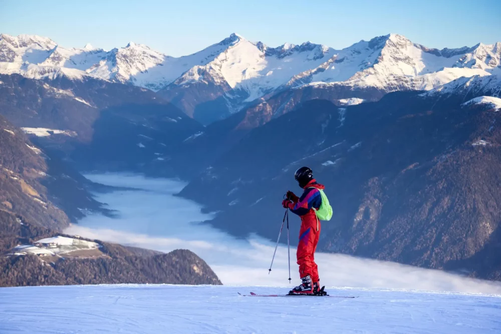 Skiër op piste met besneeuwde bergen in Italië.