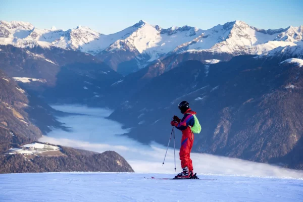 Skiër op piste met besneeuwde bergen in Italië.