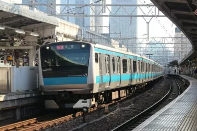 Trein bij het perron op Tokyo Station, Japan.