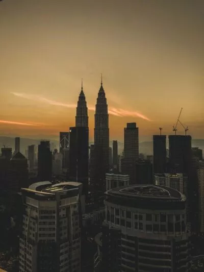 skiline van kuala lumpur n maleisië tijdens zonsondergang