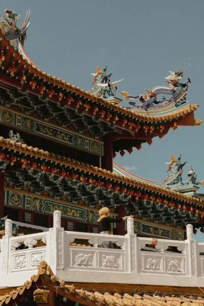 tempel in kuala lumpur, maleisie met een vrouw achter een wit hek