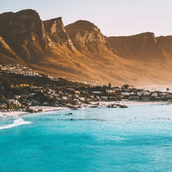 Strand en zee langs de bergen van Kaapstad, Zuid-Afrika.