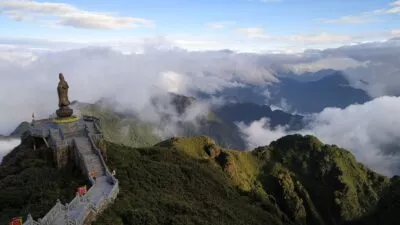fanispan in sapa vietnam met uitzicht van een boedha beeld