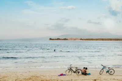 gili air in indonesie met strand waar mensen zitten