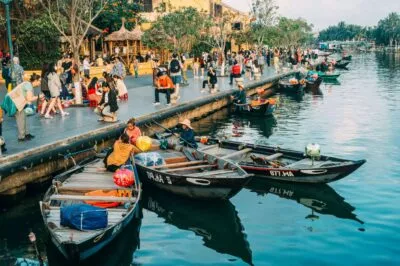 markt met bootjes en mensen in hoi an in vietnam