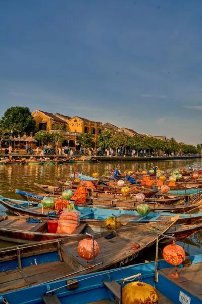 rivier met bootjes in hoi an, vietnam