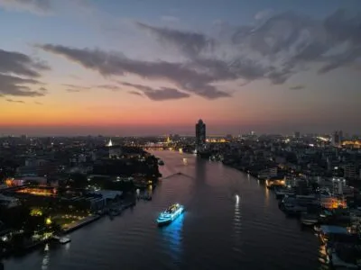 Chao Phraya-rivier in bangkok, thailand tijdens zonsondergang