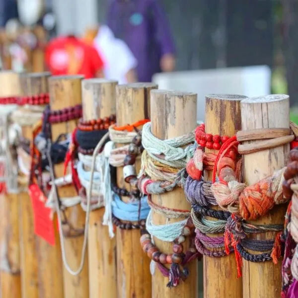 Armbandjes om palen in Choeung Ek, Cambodja.