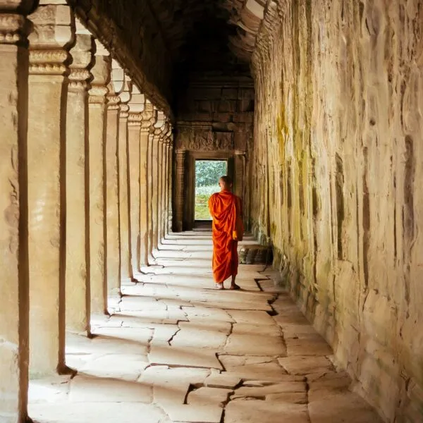 Monnik in tempel in Cambodja.