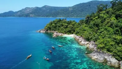 Schiereiland met boten bij Koh Lipe, Thailand.