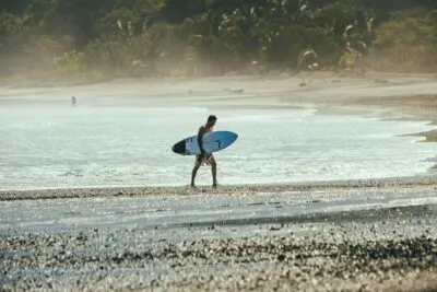 Surfen bij Playa Venao in Panama