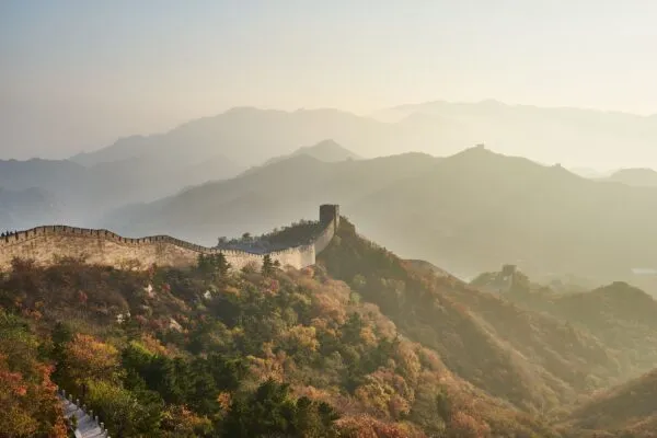 Chinese Muur over de heuvels.