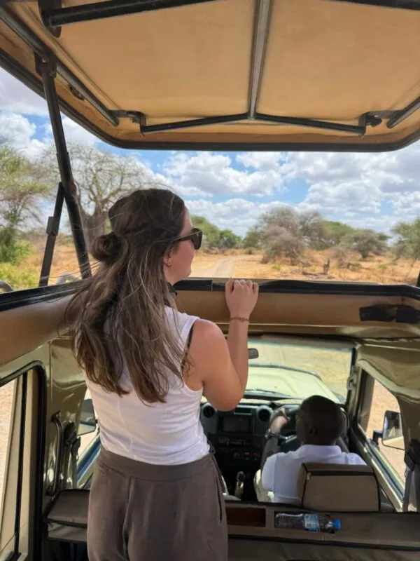 Zoë in een jeep Tanzania