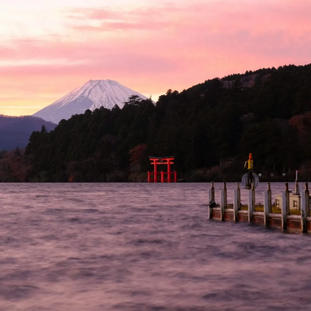 Hakone-schrijn met Fuji op de achtergrond in Japan.