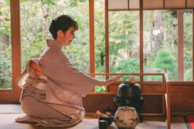 Theemeesteres tijdens theeceremonie in Kyoto, Japan.