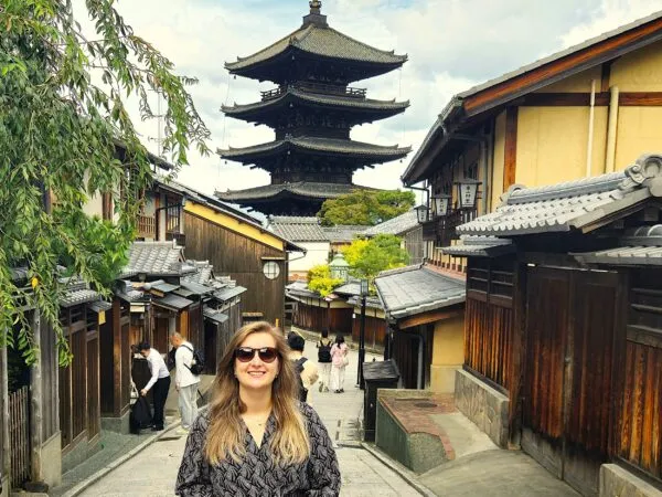 Lara voor de pagode in Sannenzaka, Kyoto in Japan